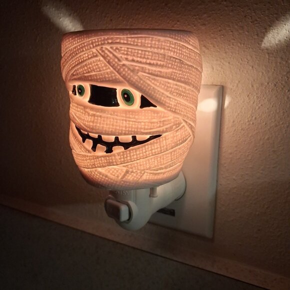 Scentsy Under Wraps Halloween Mummy Plug-In Wax Warmer With Box & Bulb *RETIRED* - Picture 2 of 15